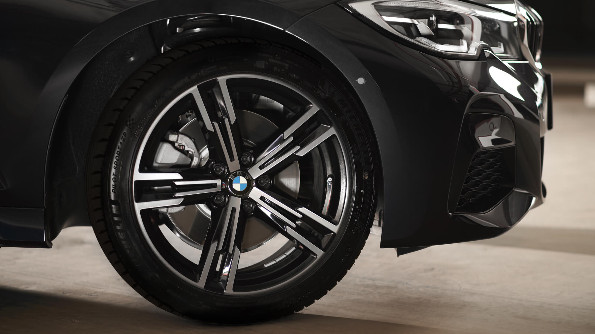 BMW 3 Series Sedan long-wheelbase G28 2021 M Sport package centre console interior trim finishers Aluminium Tetragon BMW 3 Series Sedan long-wheelbase G28 2021 M Sport package centre console interior trim finishers Aluminium Tetragon